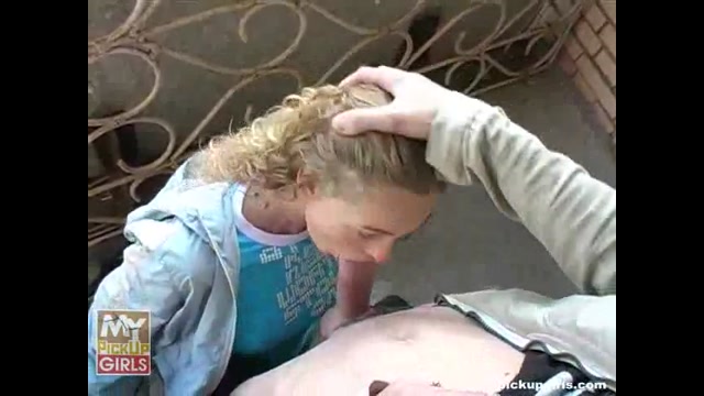 18летняя Girl Sucks The Guy In The Balcony